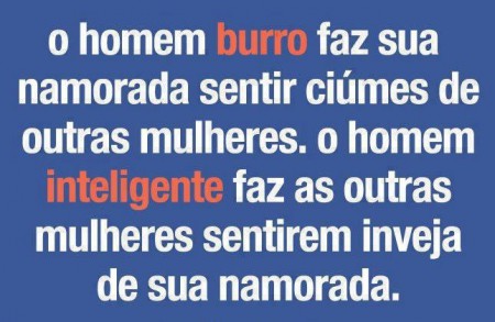 O homem burro faz sua namorada sentir ciúmes de outras mulheres...